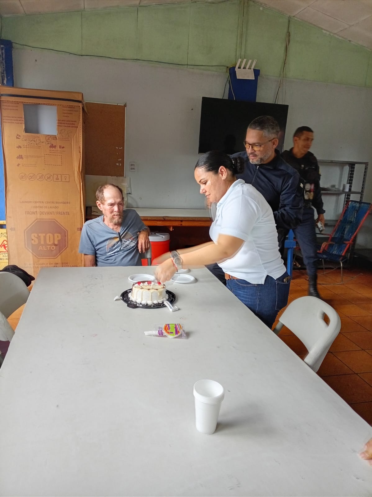 Policías de La Fortuna sorprenden a un habitante de calle en su cumpleaños; el deseo que pidió les tocó el corazón