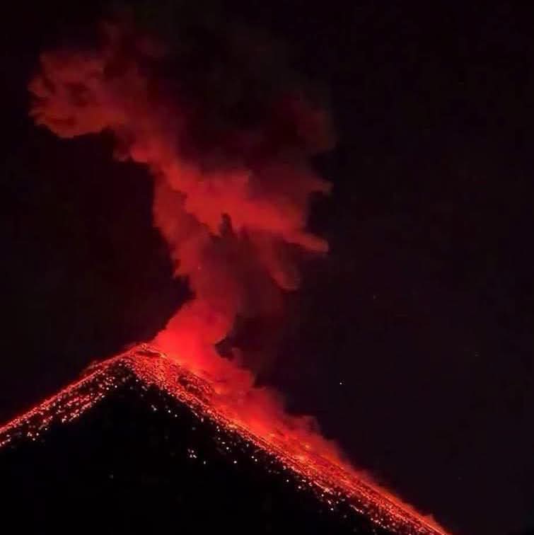 Volcán de Fuego mantiene intensa fase eruptiva; corrientes piroclásticas descienden por varias barrancas de Guatemala