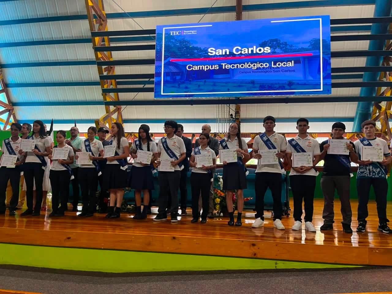 Estudiantes del CTP La Fortuna reciben reconocimiento por su excelencia académica